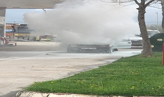 Tokat'ta petrol istasyonunda alev alan otomobil söndürüldü