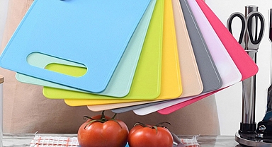 Plastik kesme tahtaları gıdalardaki mikroplastik yükünü artırıyor