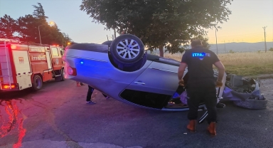 Amasya'da devrilen otomobilin sürücüsü yaralandı
