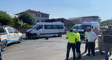 Düzce'de 2 araçla çarpışan motosikletin sürücüsü öldü, 2 çocuğu ağır yaralandı 