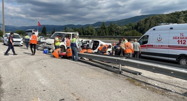 Düzce'de otomobil ile Karayolları işçilerini taşıyan kamyonet çarpıştı, 15 kişi yaralandı
