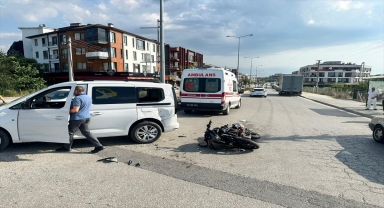 Düzce'de otomobille çarpışan motosikletteki 2 kişi yaralandı