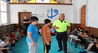 Havza'da yaz Kur'an kursuna katılan çocuklara trafik eğitimi veriliyor