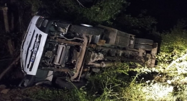 Karabük'te devrilen kamyondaki 2 kişi yaralandı