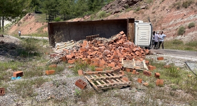 Karabük'te devrilen tuğla yüklü kamyondaki yolcu yaralandı