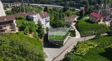 Oflu gençler çay alım yerinin damında yapılan halı sahada futbol oynuyor