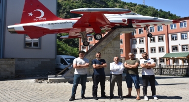 Türk Yıldızları'nın gösteri uçağı Trabzon'daki öğrencilerin eğitiminde kullanılacak