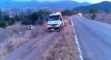 Çorum'da tarlaya düşen otomobildeki 3 kişi yaralandı