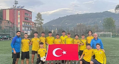 Giresunspor U-16 Takımı, Antrenmanda Cumhuriyet Bayramı'nı Coşkuyla Kutladı
