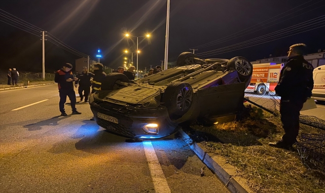 Samsun'da devrilen otomobildeki 3 kişi yaralandı