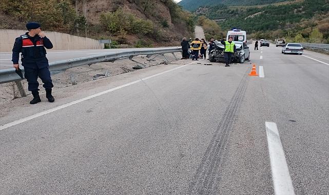Bariyerlere çarpan otomobildeki 2 kişi yaralandı