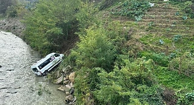 Dolmuş dereye yuvarlandı