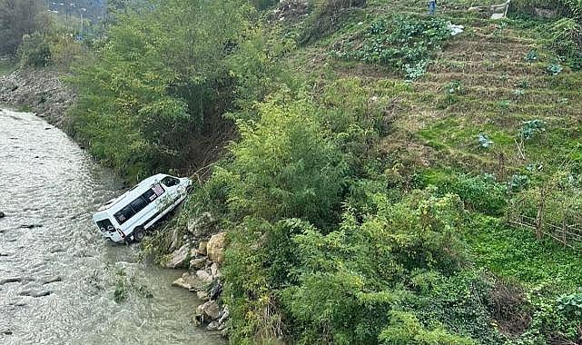 Dolmuş dereye yuvarlandı