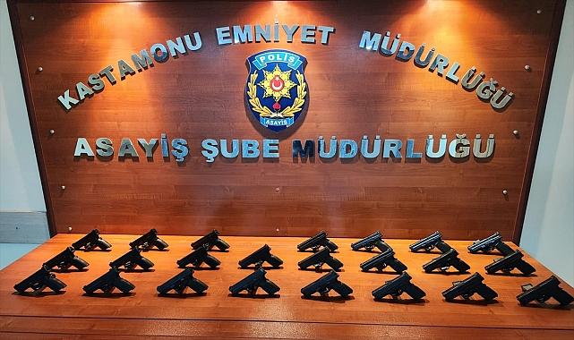 İstanbul'dan Kastamonu'ya ruhsatsız tabanca getiren 3 kişi yakalandı
