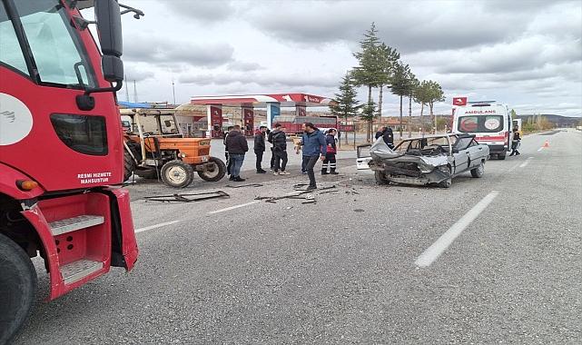 Traktörle çarpışan otomobilin sürücüsü öldü