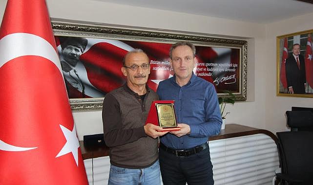 Boks Antrenörü Kısa, noktaladı