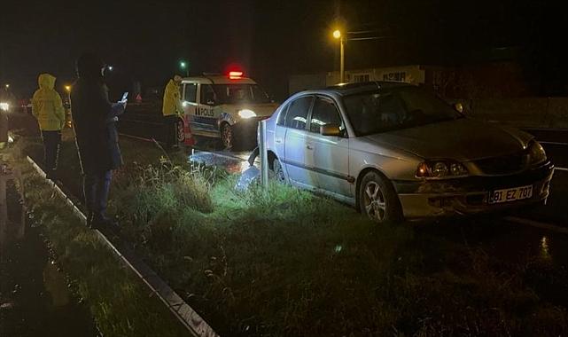 Düzce'de bariyere çarpan otomobilin arka lastiği yerinden çıktı