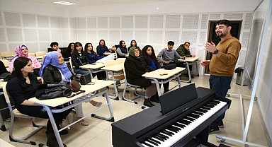 Giresun'da üniversite özlemi yaşayan 10 kadın üniversitelilerle derse girdi