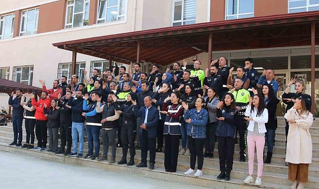 Türk polisinden işaret diliyle 'İstiklal Marşı'