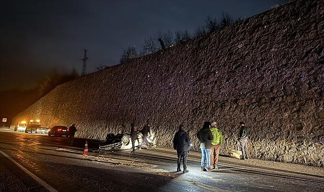 15 metre yükseklikten kara yoluna düşen otomobildeki 2 kişi öldü