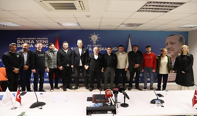 AK Parti'ye katılan 12 kişiye parti rozeti takıldı