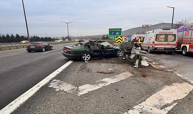 Anadolu Otoyolu'nda bariyerlere çarpan otomobildeki 8 kişi yaralandı