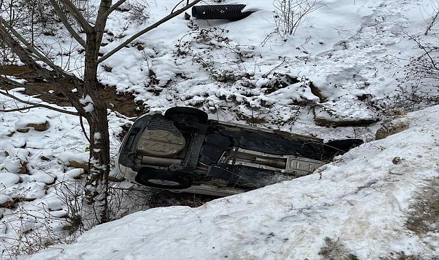 Otomobilin dereye devrildiği kazada 2 kişi yaralandı