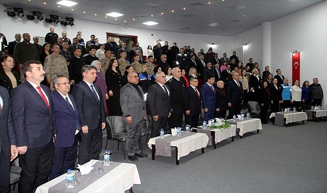 Sinop'ta Cumhuriyet'in 100. yılı etkinliklerinde başarı gösteren personele başarı belgesi