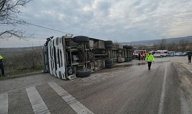 Devrilen tırın sürücüsü yaralandı