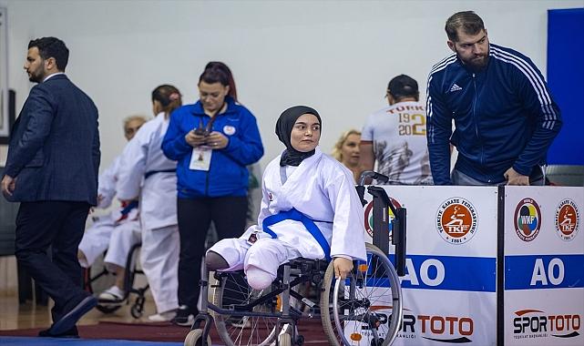 Madenciler, enkazdan çıkardıkları Songül'ü ilk para karate turnuvasında yalnız bırakmadı
