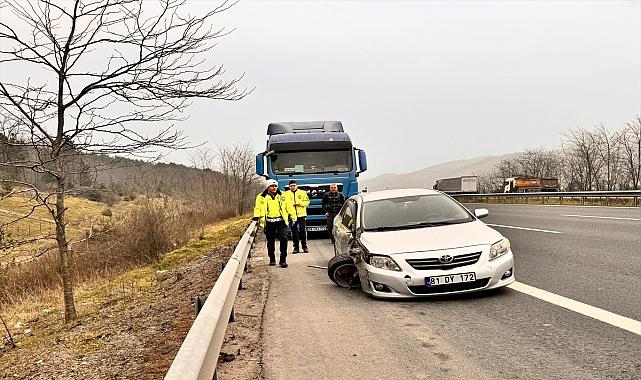 Anadolu Otoyolu'nda tankere çarpan otomobildeki 3 kişi yaralandı