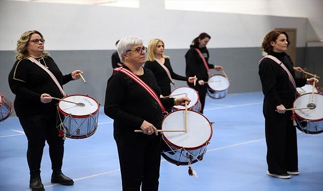 Bando takımı kuran kadınlar gösteriye hazırlanıyor