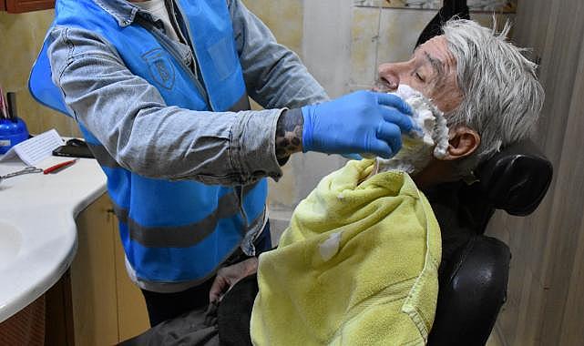 Denetimli serbestlik yükümlüsü, öğrenci, yaşlı ve hastaları tıraş ediyor