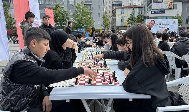 Çorum'da satranç sporunun yaygınlaşması için açık havada şölen düzenlendi