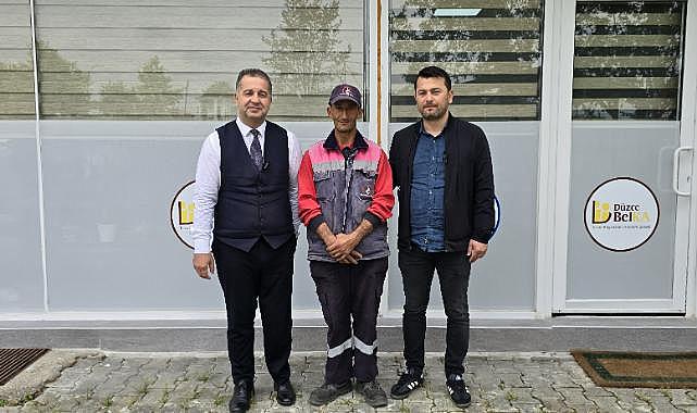 Düzce'de temizlik işçisi parkta bulduğu cep telefonunu sahibine ulaştırdı