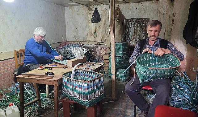 İnşaatlardan topladığı atık plastiklerden sepet yapıyor