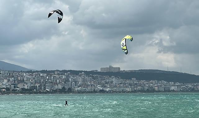 Karadeniz sahilinde rüzgarı heyecanla birleştiriyorlar