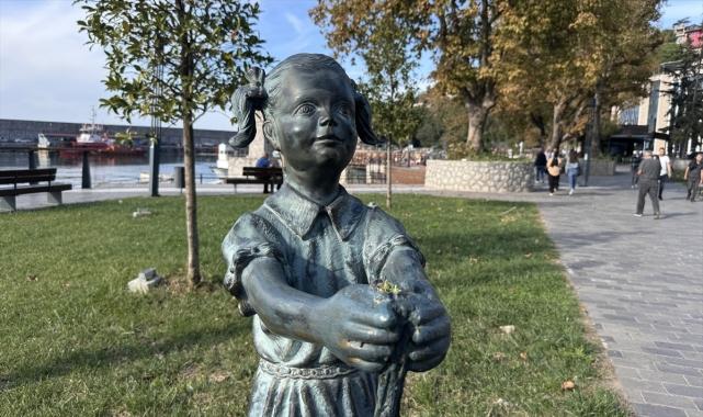 "Atatürk'e çiçek veren kız heykeli"ne zarar verildi