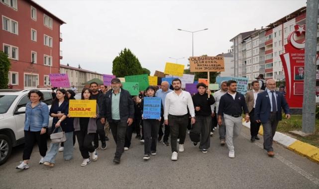 Kadına şiddete tepki için yürüyüş düzenlendi