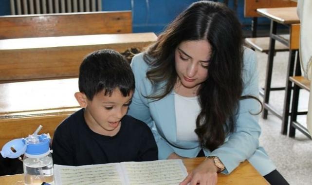 KAYMAKAM SARI, ÖĞRENCİLERLE KUCAKLAŞTI