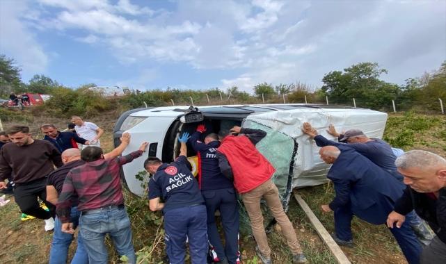 Tarlaya devrilen minibüsteki 3 kişi yaralandı