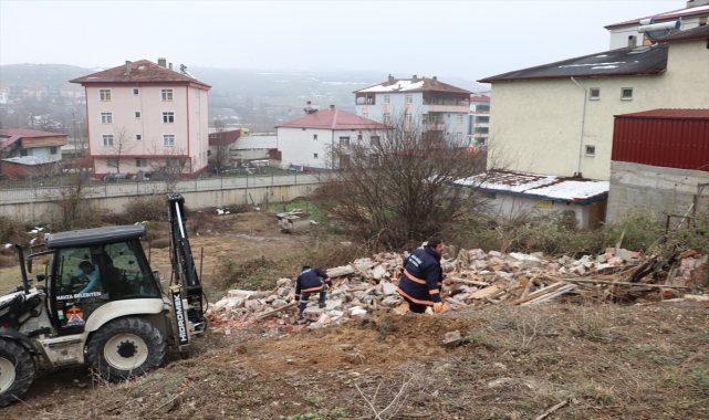 Havza Belediyesi ekipleri, güvenli olmadığı belirlenen metruk yapıyı yıktı