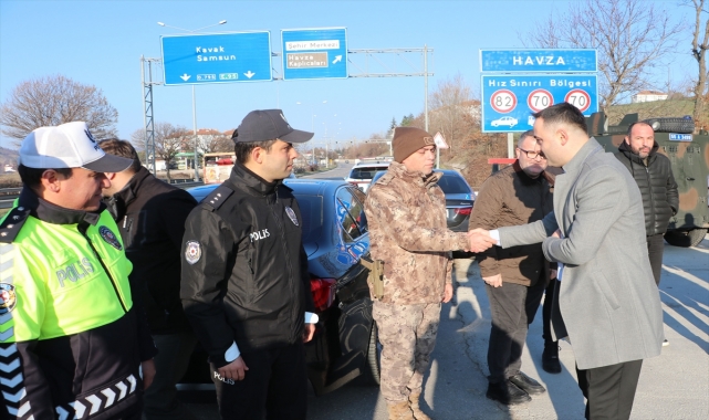 Havza Kaymakamı Ayvat ve Belediye Başkanı İkiz'den polis uygulama noktasına ziyaret