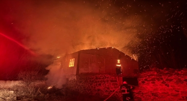Amasya'da 2 evde çıkan yangın hasara neden oldu