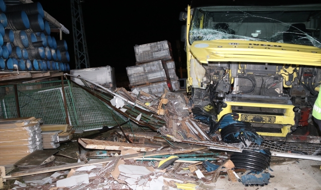 Amasya'da çekicinin iş yerine girme anı güvenlik kamerasında