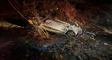 Bolu Dağı'nın Düzce kesiminde otomobil boş su kanalına devrildi 