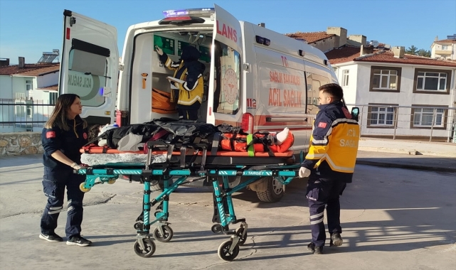 Boyabat'ta otomobille çarpışan motosikletteki 2 kişi yaralandı