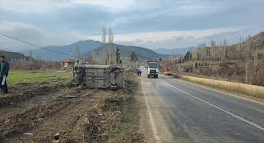 Çorum'da devrilen otomobilin sürücüsü yaralandı