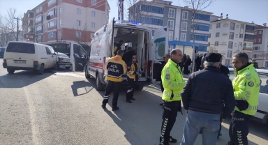 Çorum'da üç aracın karıştığı kazada 9 kişi yaralandı