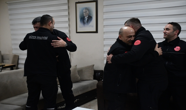 Düzce'de itfaiye erleri yeni yılın ilk dakikalarında çıkan yangına müdahale etti